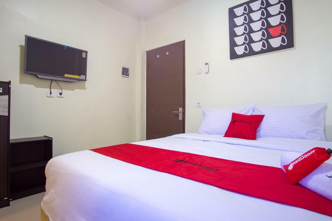 Reddoorz Near Taman Kota Ternate Hotel Exterior photo